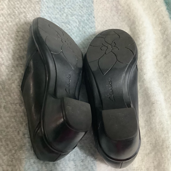Clarks black shoes size 7W - Picture 7 of 8